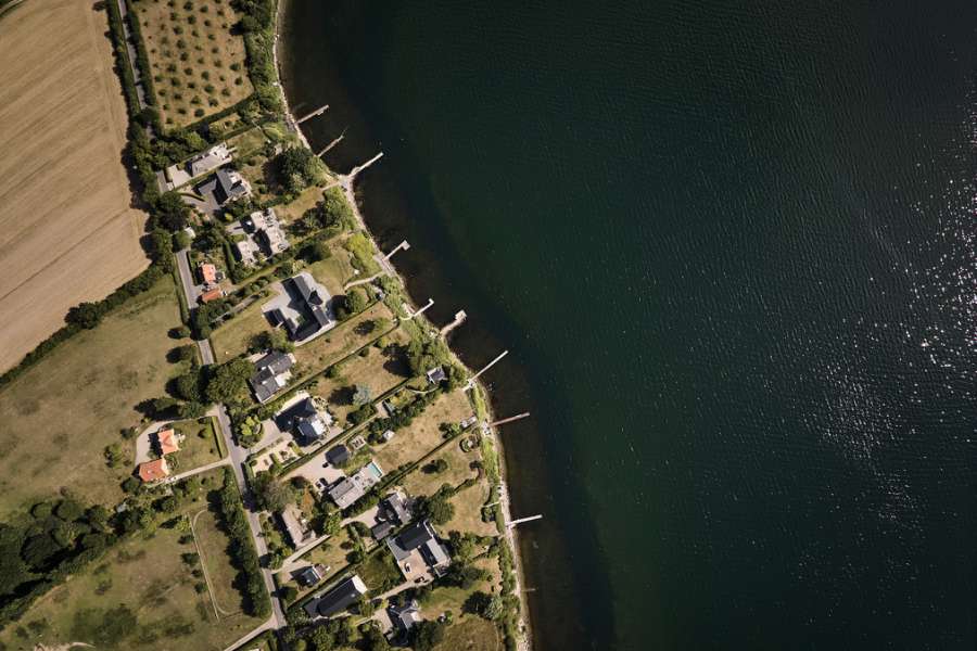 A very fine roof and façade solution on Funen, Strandvej 54B, Ballen, 5762 Vester Skerninge